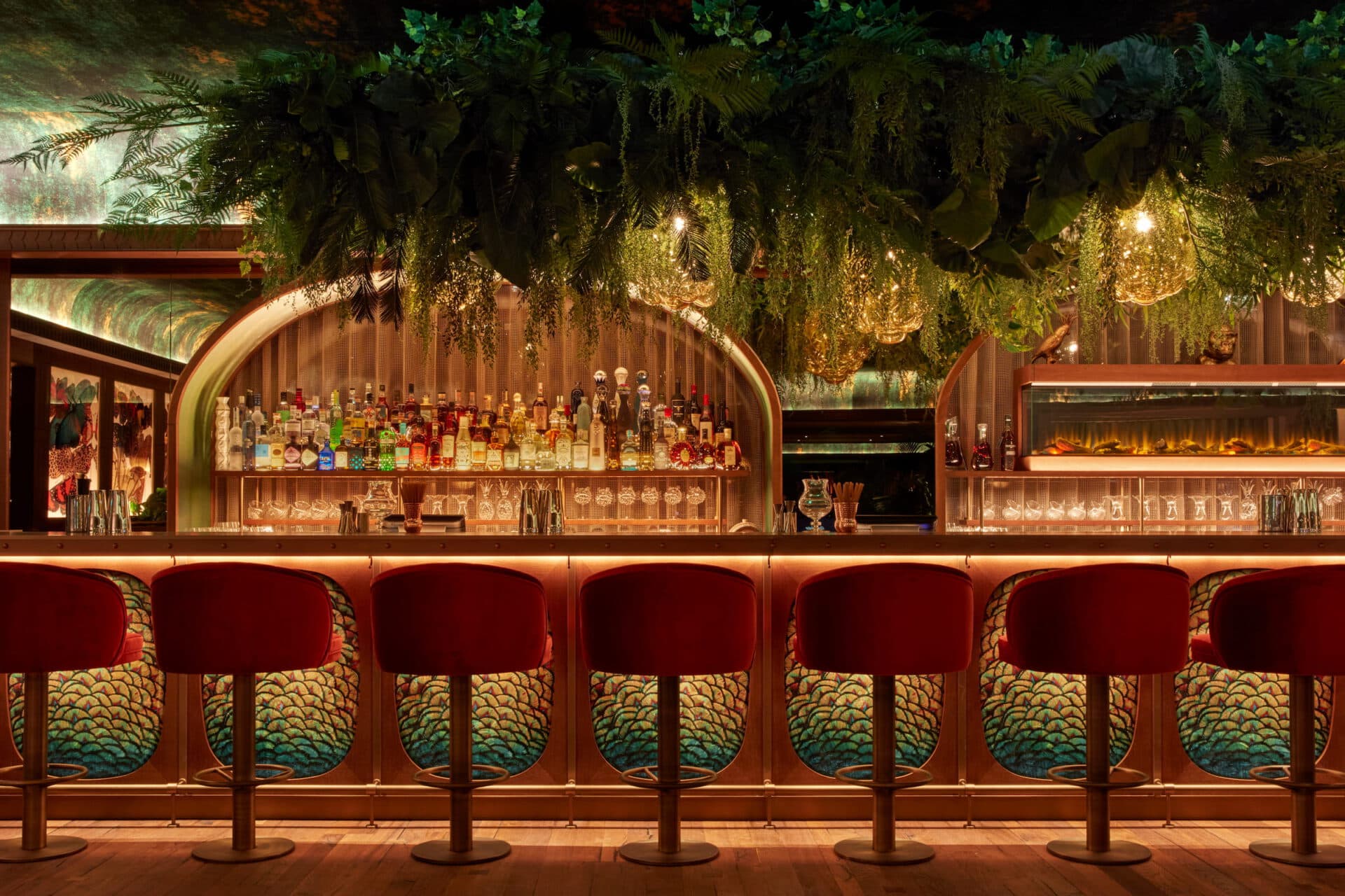 Amazónico Monte-Carlo's jungle-canopy bar, brass arches and velvet