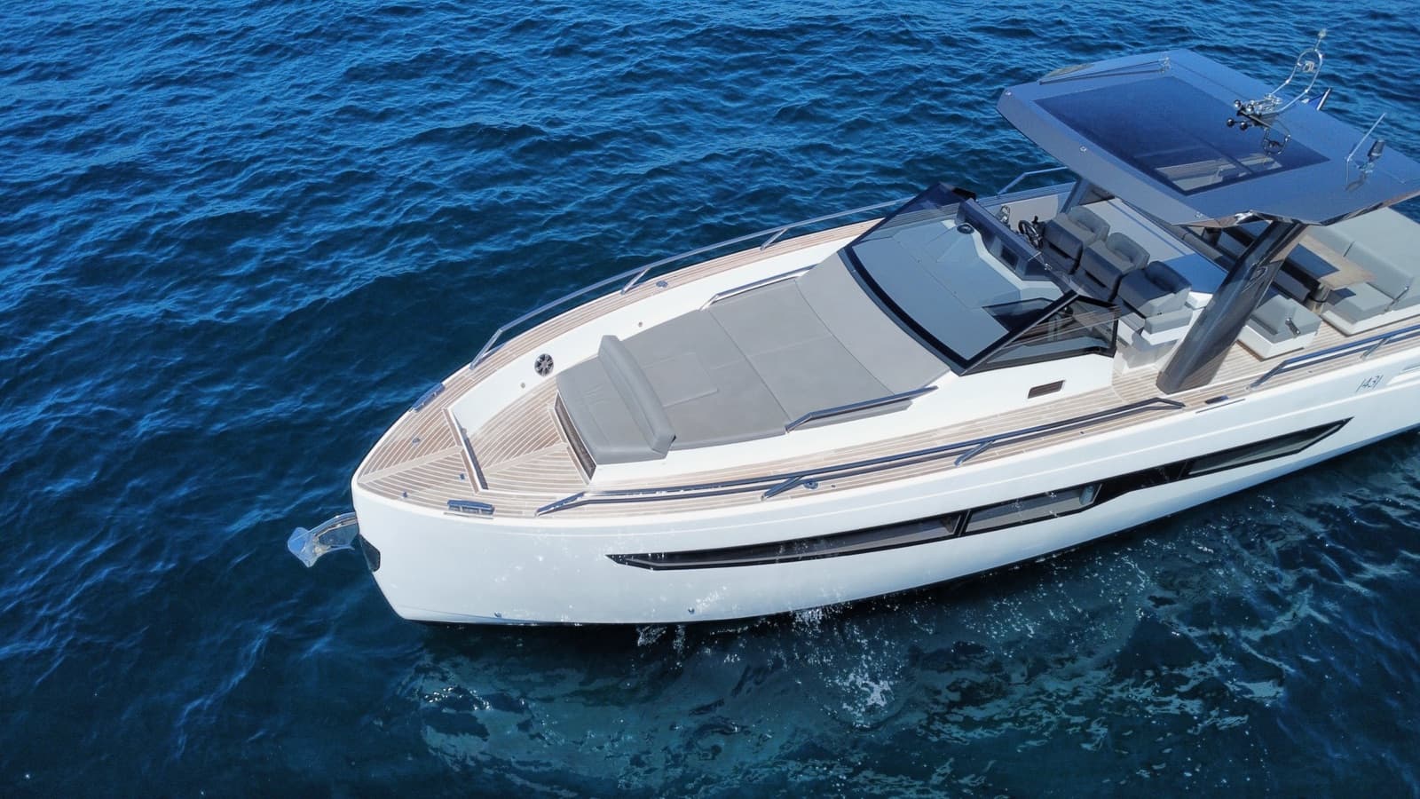 Fiart Seawalker 43 с высоты, носовая палуба и лежаки