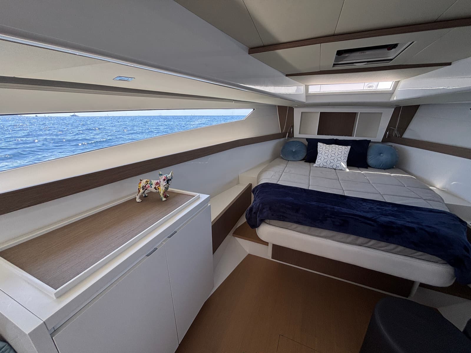 Каюта владельца Seawalker 43 с кондиционером, двуспальная кровать у моря