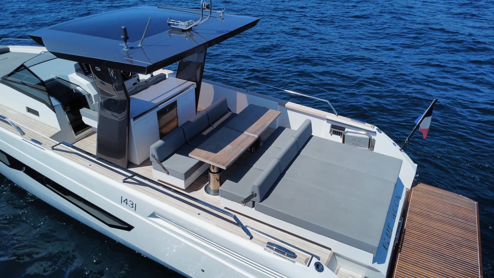 Панорамный кокпит Seawalker 43, обеденная зона под хардтопом