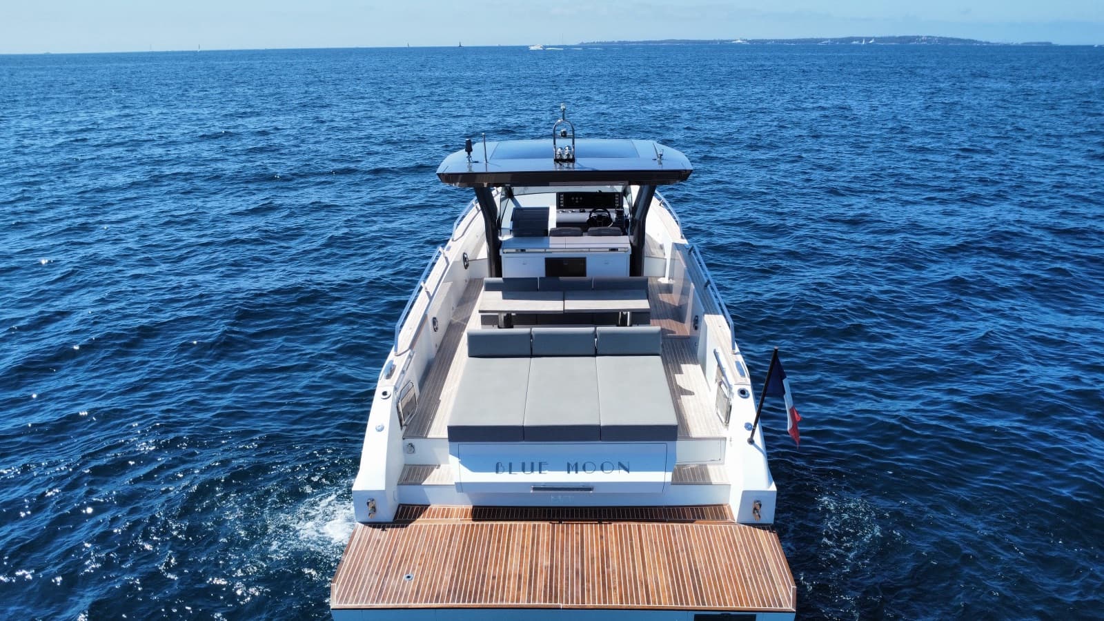 Seawalker 43 с кормы, лежак и тиковая купальная платформа